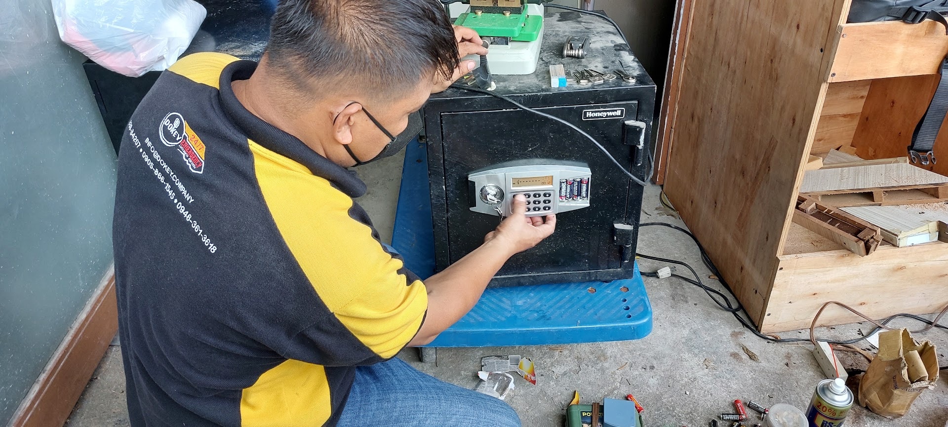 Dokey locksmith working on a Honeywell safe with an electronic keypad.